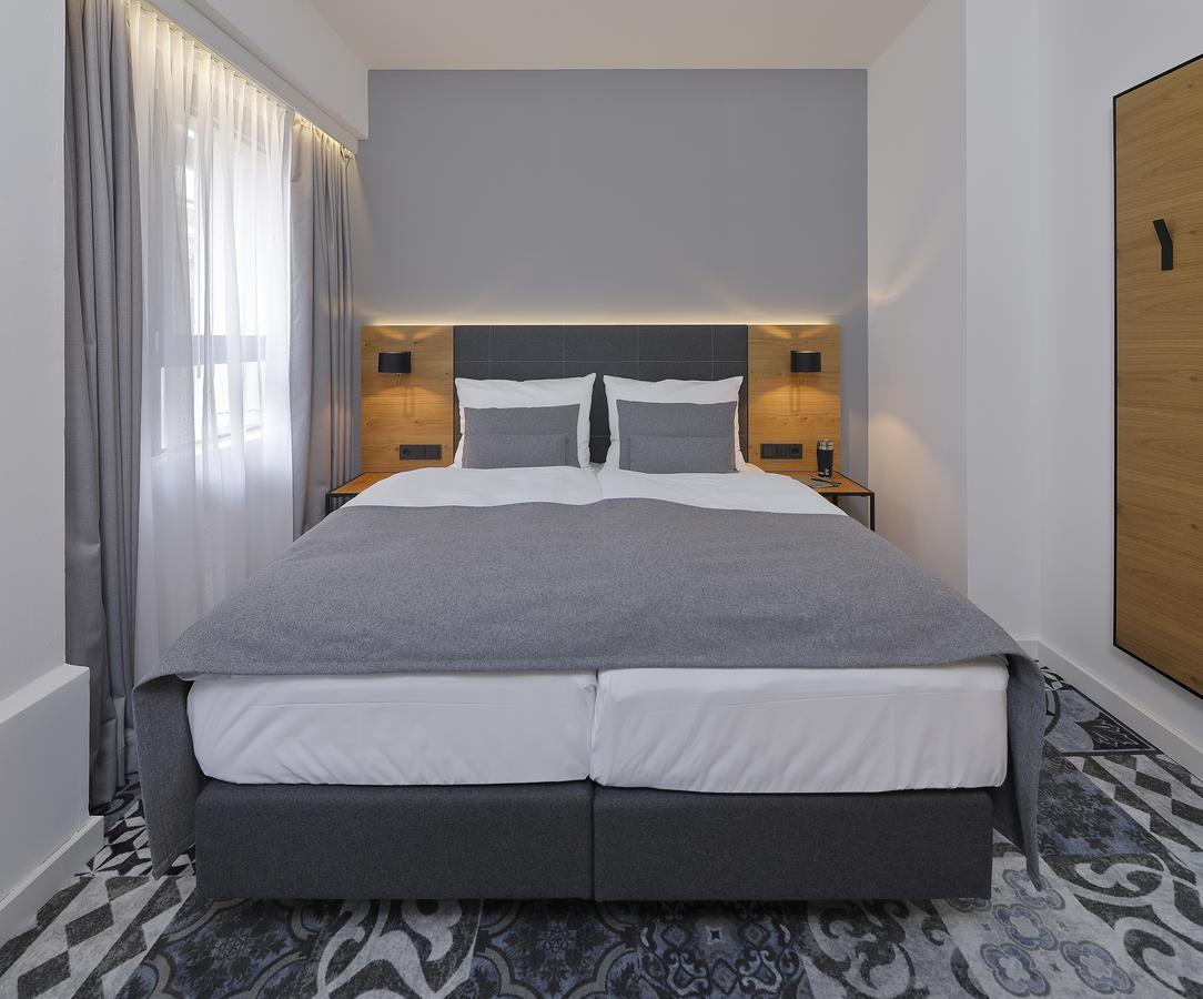 Standard Queen Room