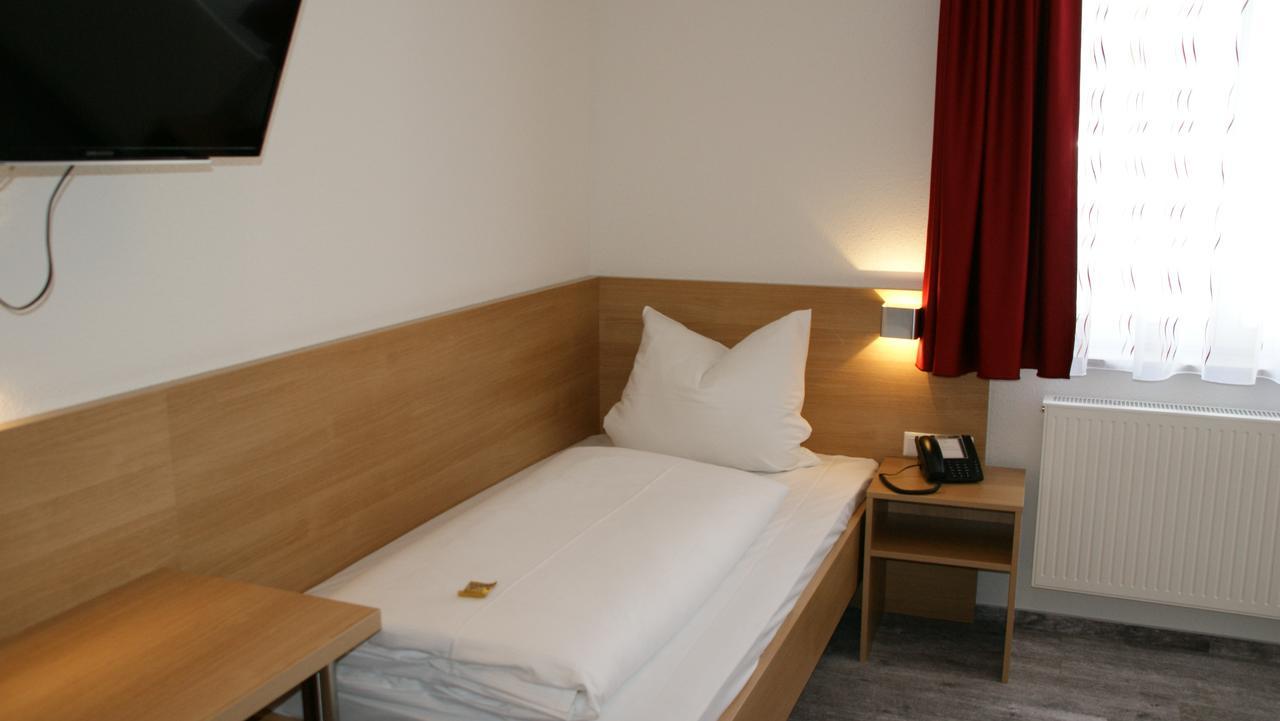 Single Room,631381245:JPEG
