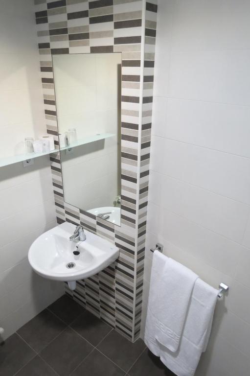 Twin Room Private Bathroom,63286948:JPEG
