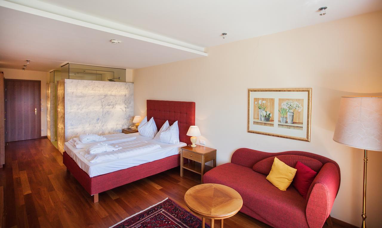 Standard Double Room with Lake View,943983091:JPEG