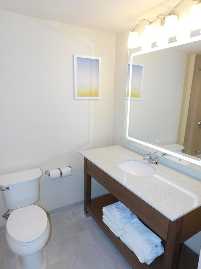 King Room Roll Shower Mobility Access or Non-Smoking