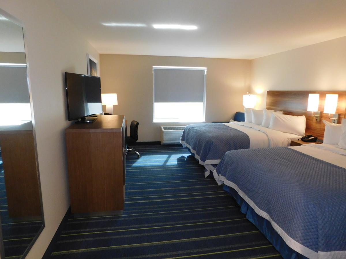 Queen Room Two Queen Beds Bath Tub Grab Bars Mobility Accessible or Non-Smoking