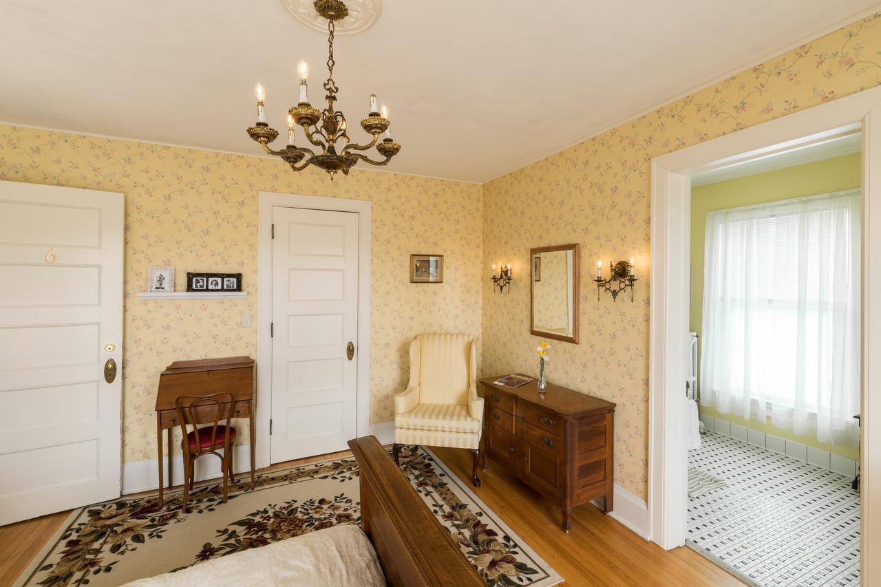 Queen Room with Garden View