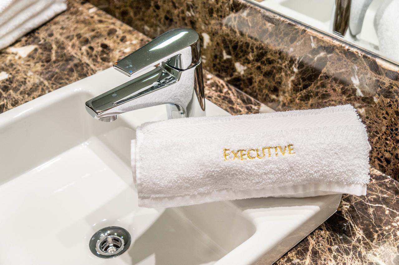 Deluxe Suite Spa Bath