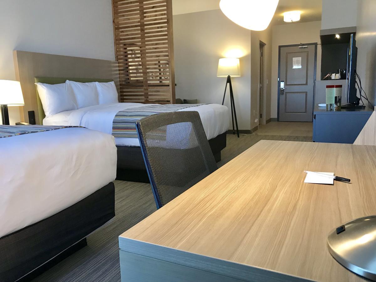 One-Bedroom Queen Suite Two Queen Beds Sofa Bed Non-Smoking,637973220:JPEG