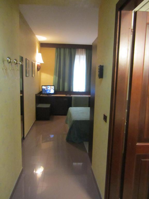 Two Connecting Double Rooms,63960190:JPEG