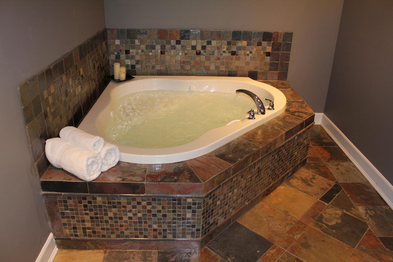 Suite Hot TubAll guests must be 21 years or older to this room,639660525:JPEG