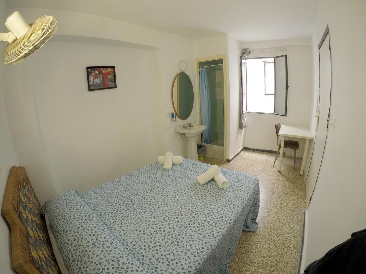 Cama doble con ducha y baño compartido