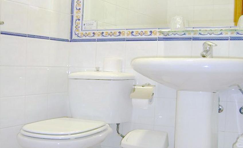 Budget Double or Twin Room,978415654:JPEG