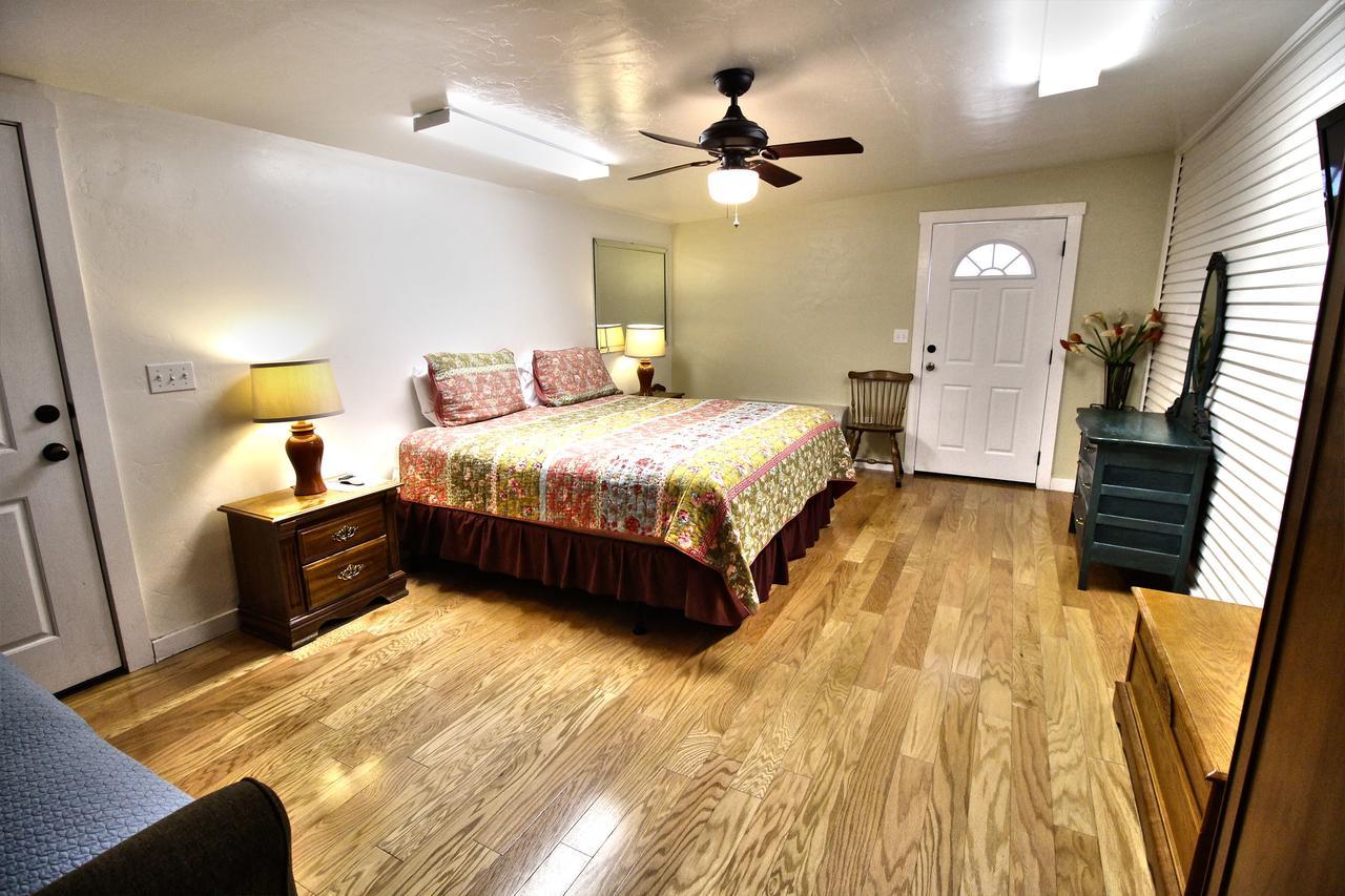 King Suite Kitchen
