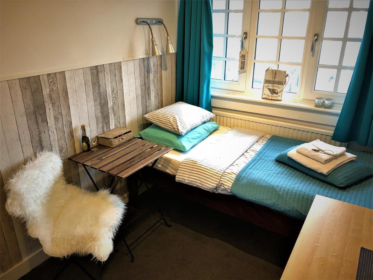 Single Room,640651326:JPEG