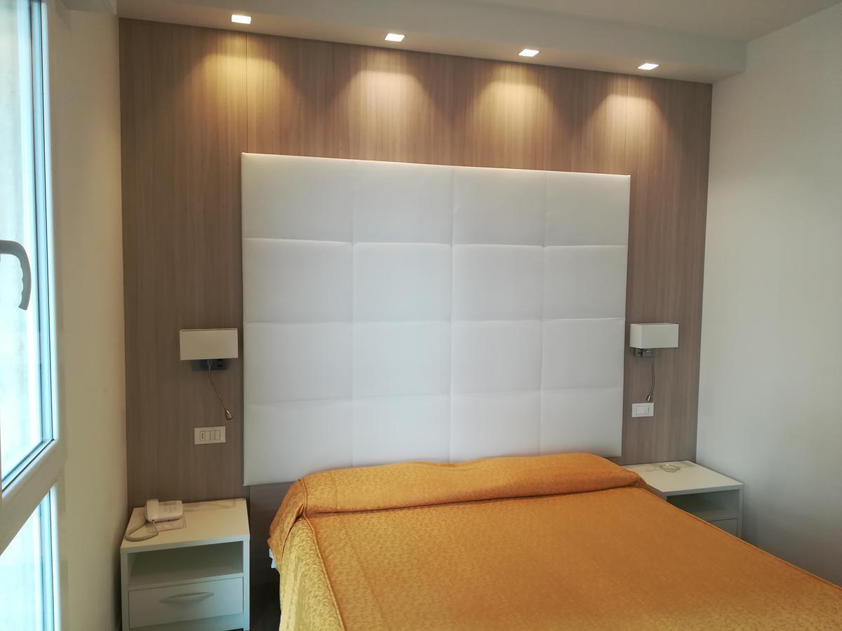 Superior Double or Twin Room Lateral Sea View