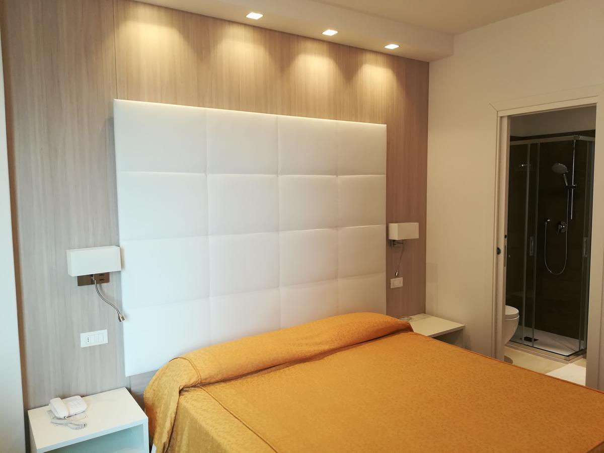Superior Double or Twin Room Lateral Sea View