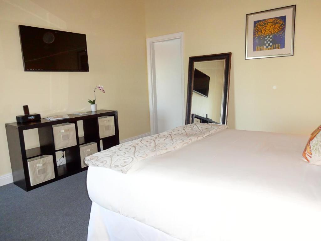 Deluxe Queen Room