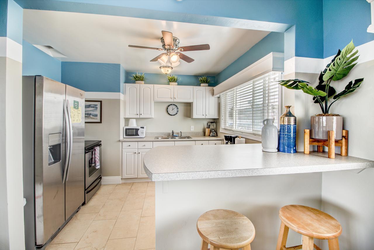 Two-Bedroom Queen Suite W or Kitchen