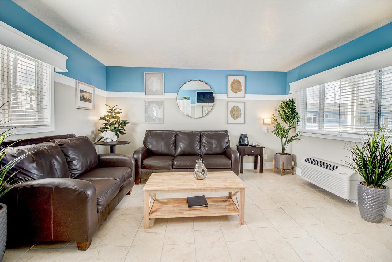 Two-Bedroom Queen Suite W or Kitchen