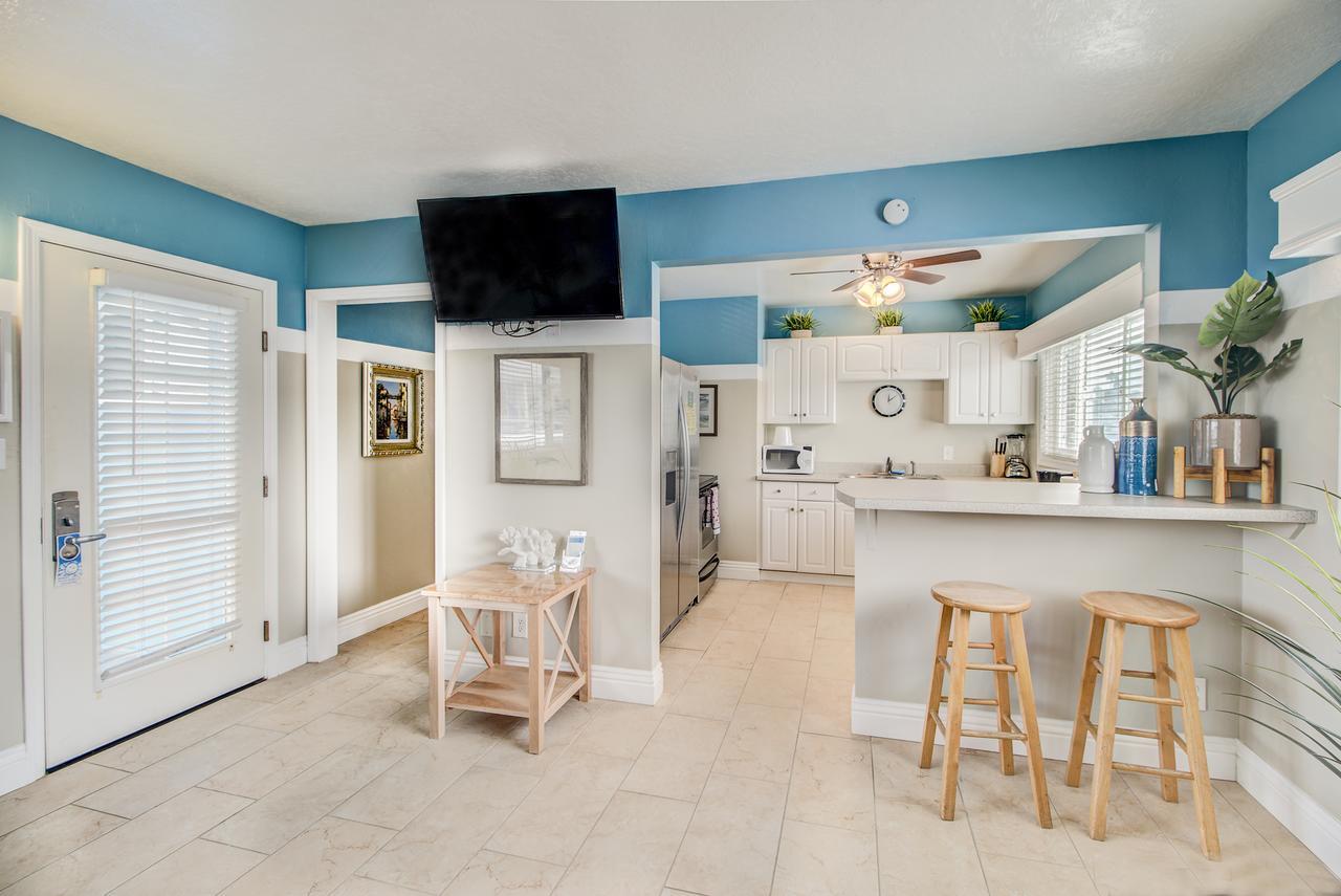 Two-Bedroom Queen Suite W or Kitchen