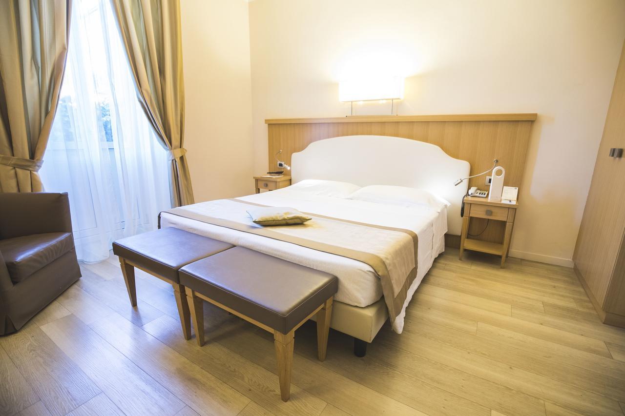 Deluxe Double Room with Balcony and Lateral Lake View and Spa Access,641741517:JPEG