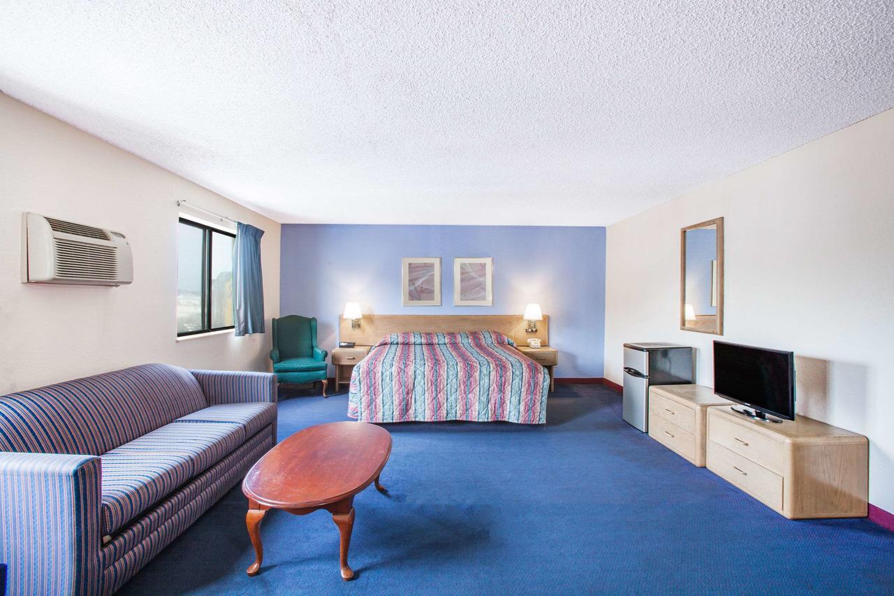 King Room Bath Tub Mobility Accessible or Non-Smoking,641835135:JPEG