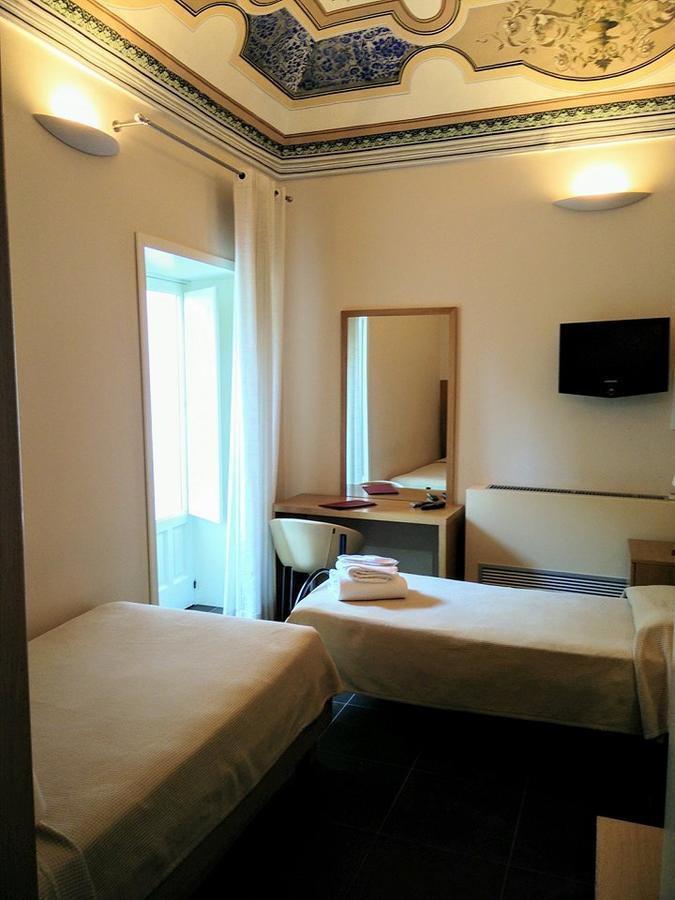 Small Twin Room,683530173:JPEG