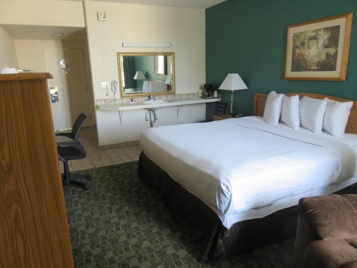 King Room with Roll-in Shower - Mobility Access/Non-Smoking