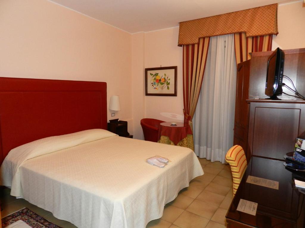 Standard Double Room,105801752:JPEG