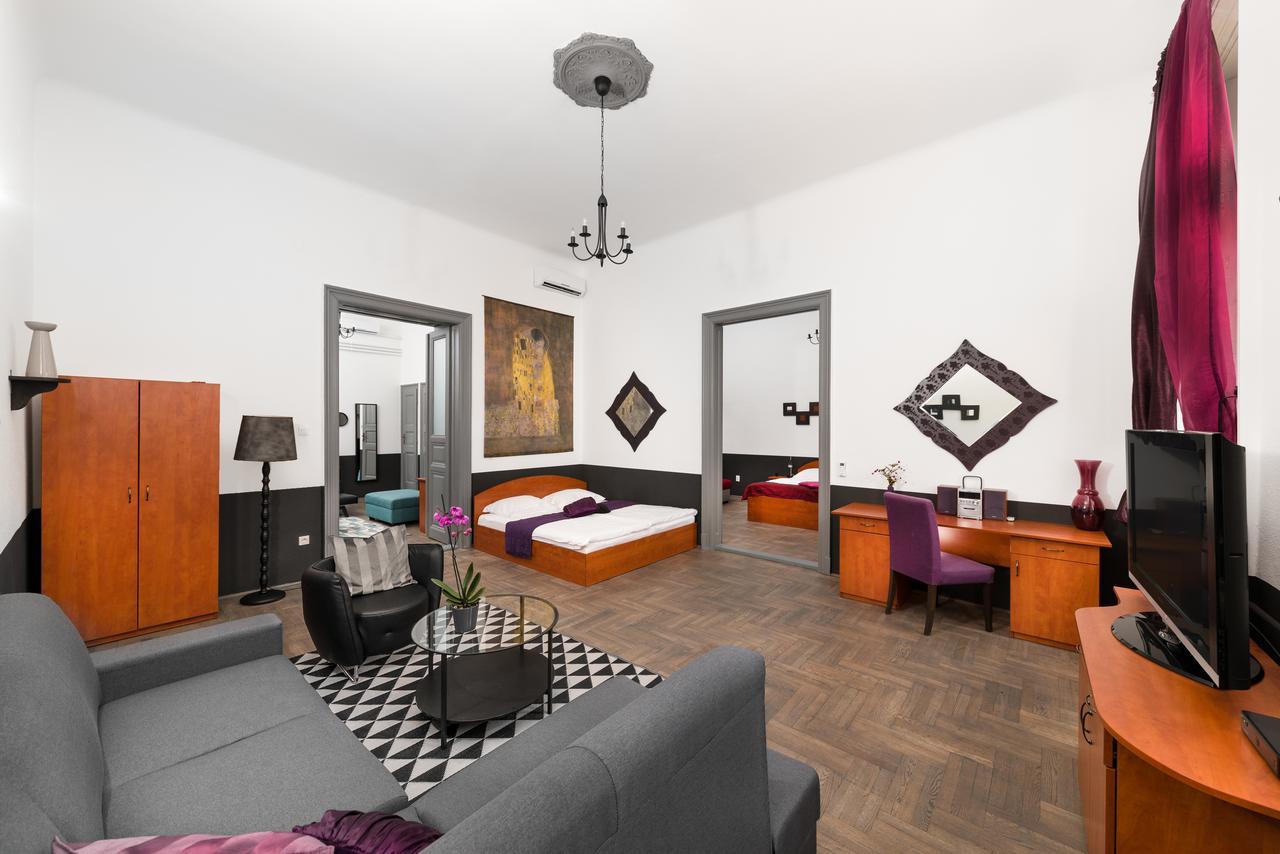 Deluxe Three-Bedroom Apartment