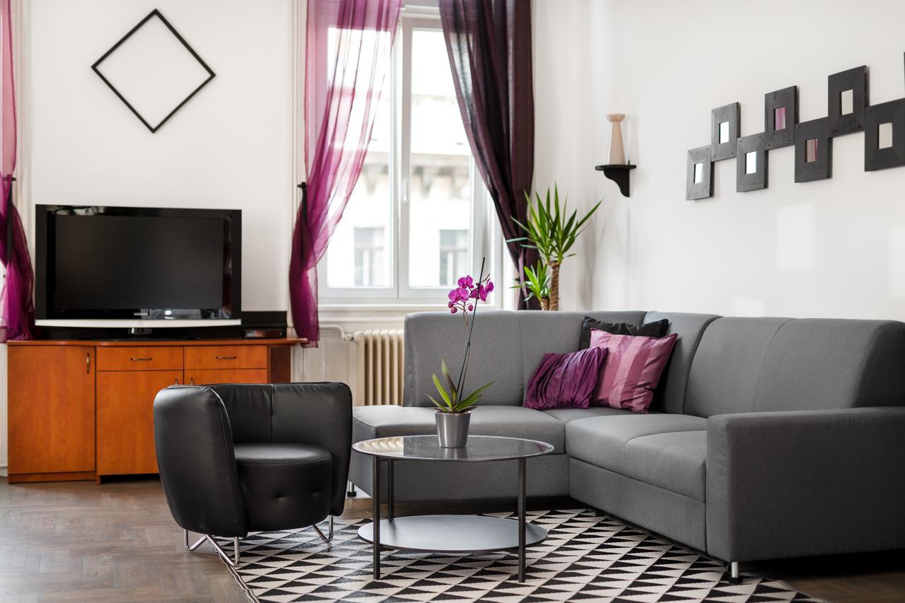 Deluxe Three-Bedroom Apartment