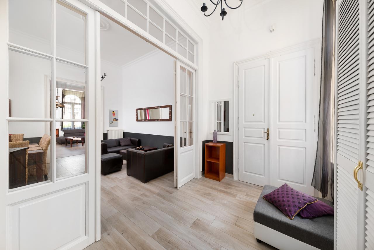 Deluxe Three-Bedroom Apartment