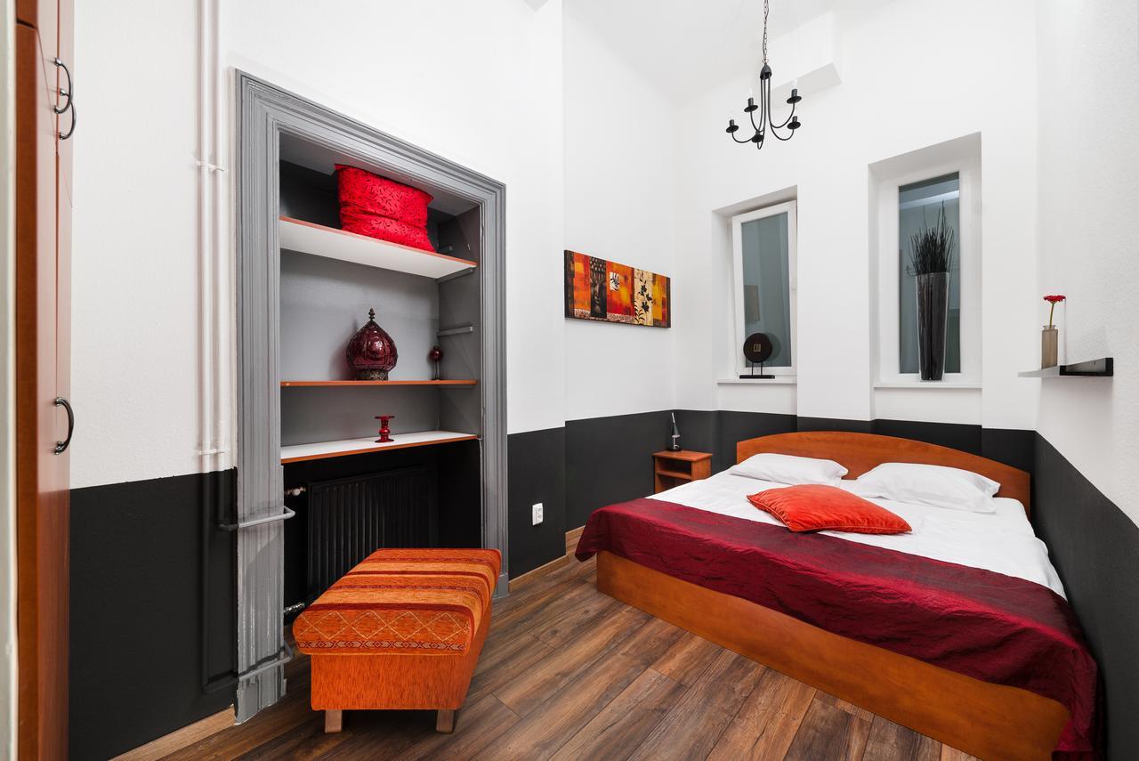 Deluxe Three-Bedroom Apartment