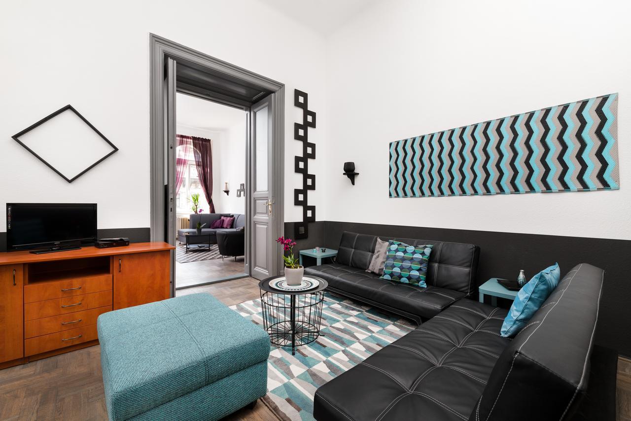 Deluxe Three-Bedroom Apartment,645190758:JPEG