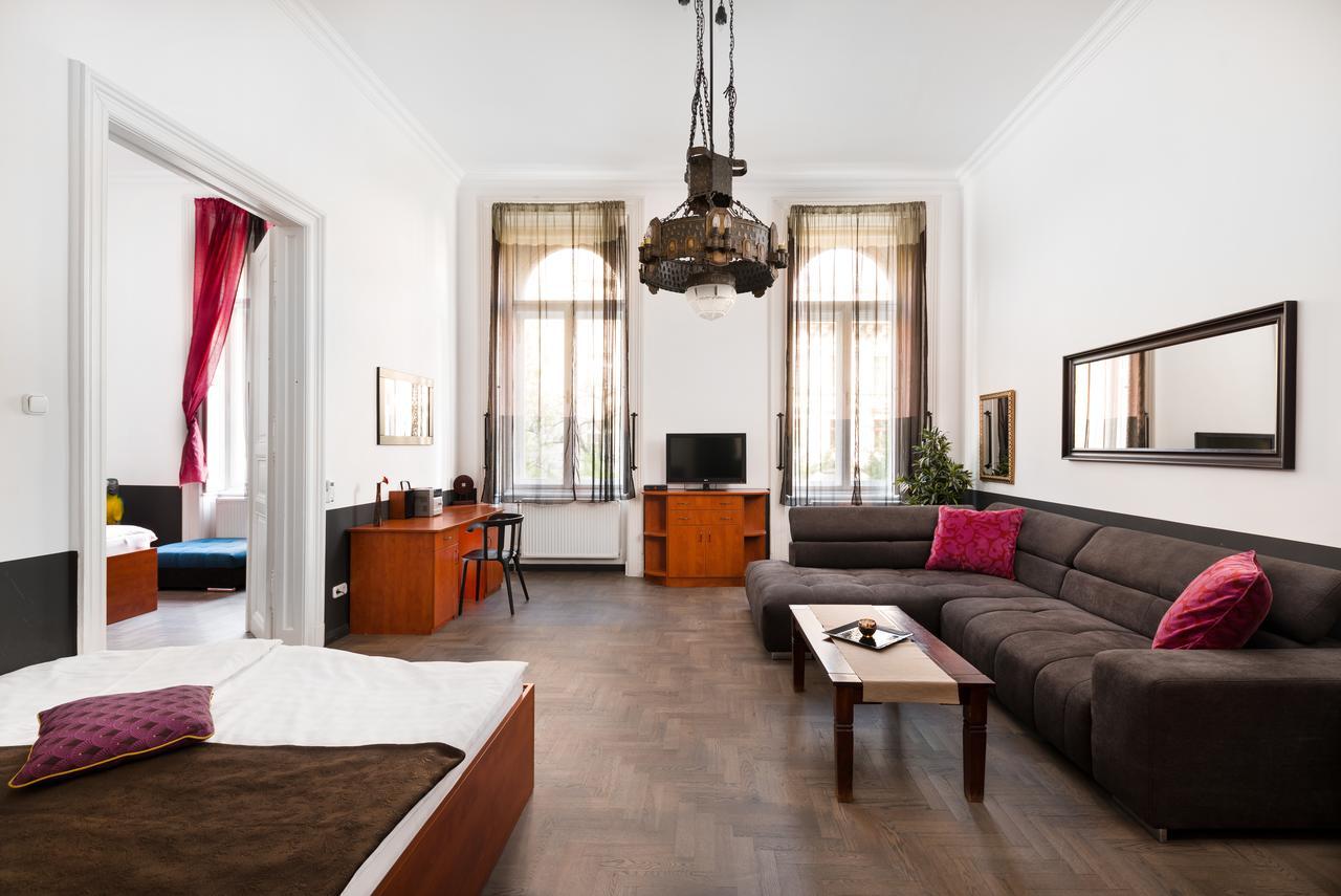 Deluxe Three-Bedroom Apartment