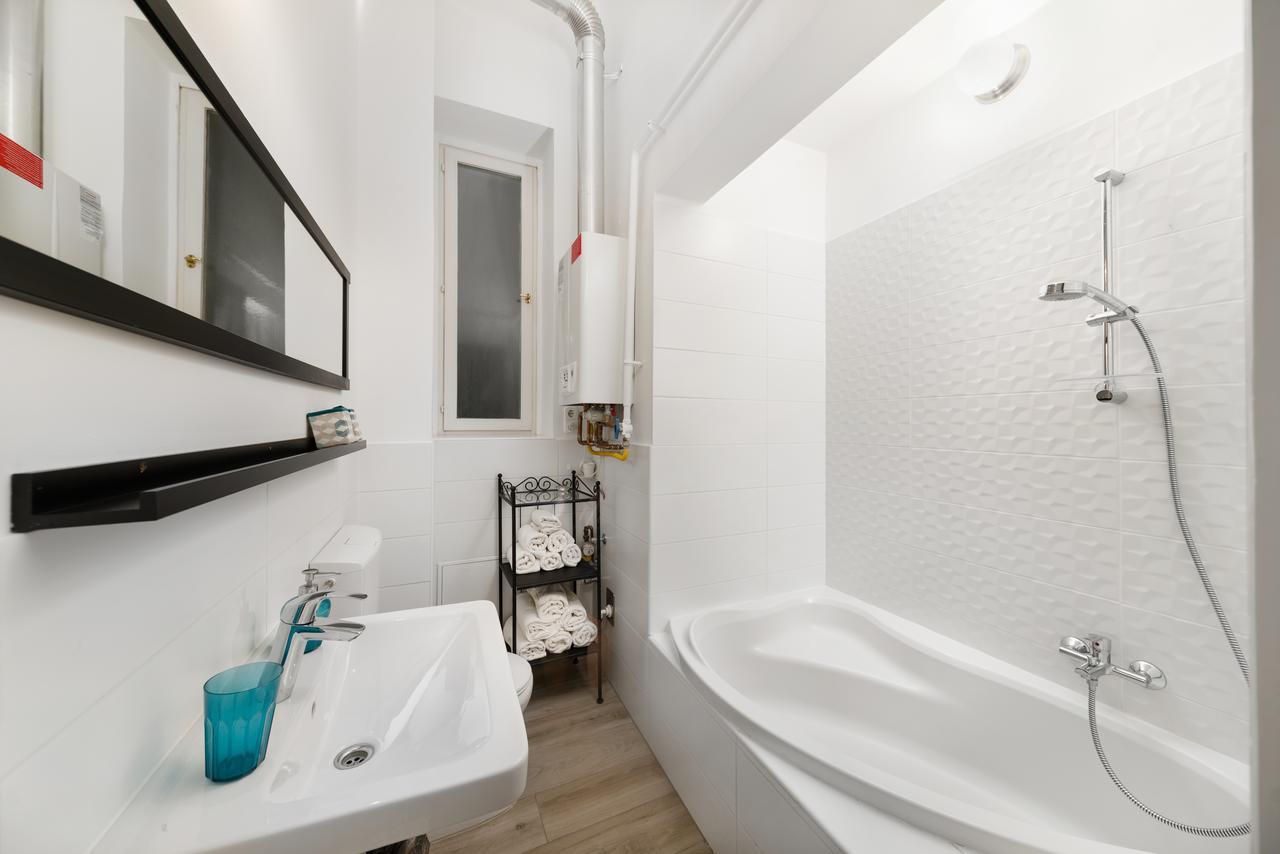 Deluxe Three-Bedroom Apartment