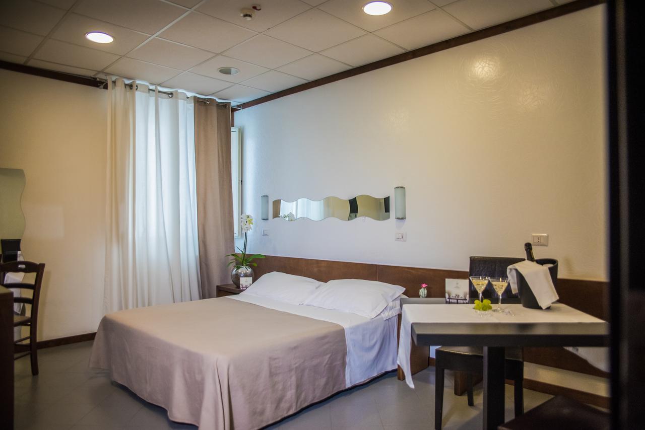 Single Room,680295633:JPEG