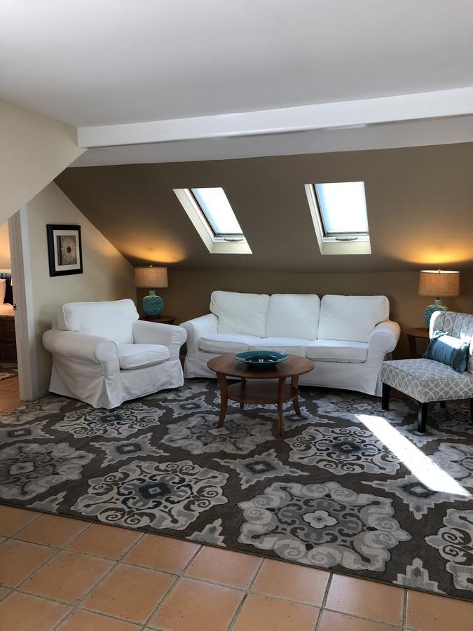 Deluxe Queen Suite