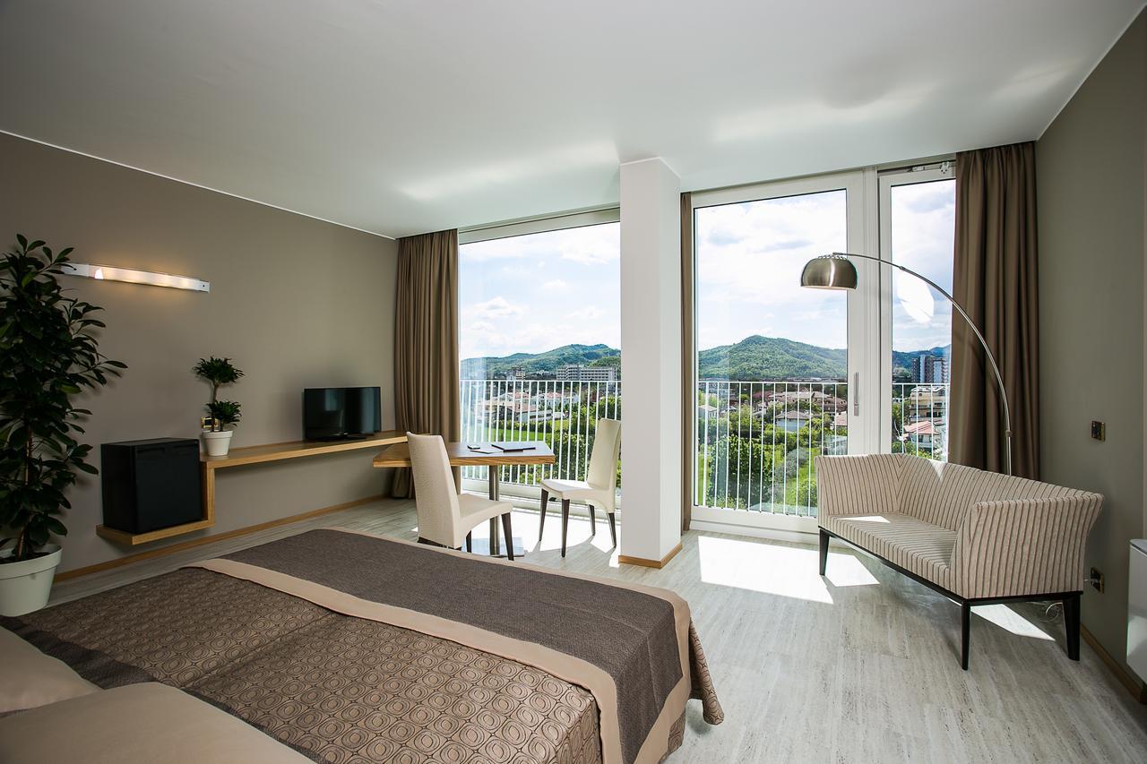 Junior Suite with Pool View,646471362:JPEG