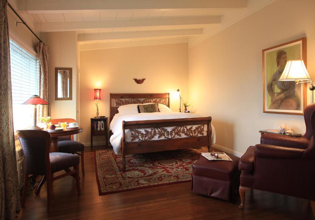 Deluxe Queen Room