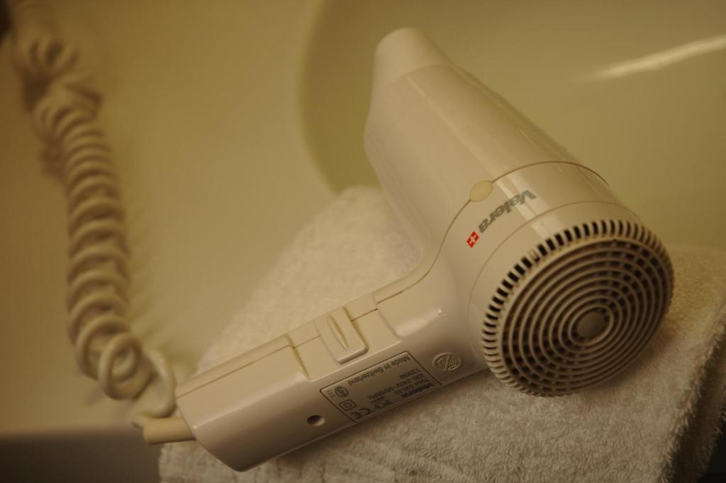 Standard Room Bath,64868425:JPEG