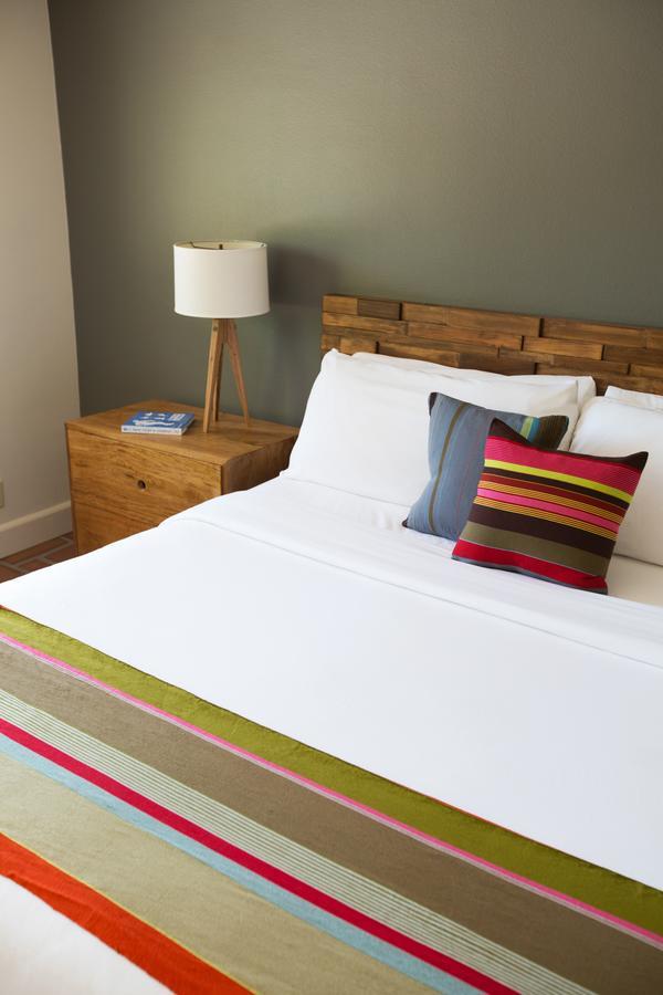 Chambre Lit King-Size pour Hommes - Vue sur Piscine