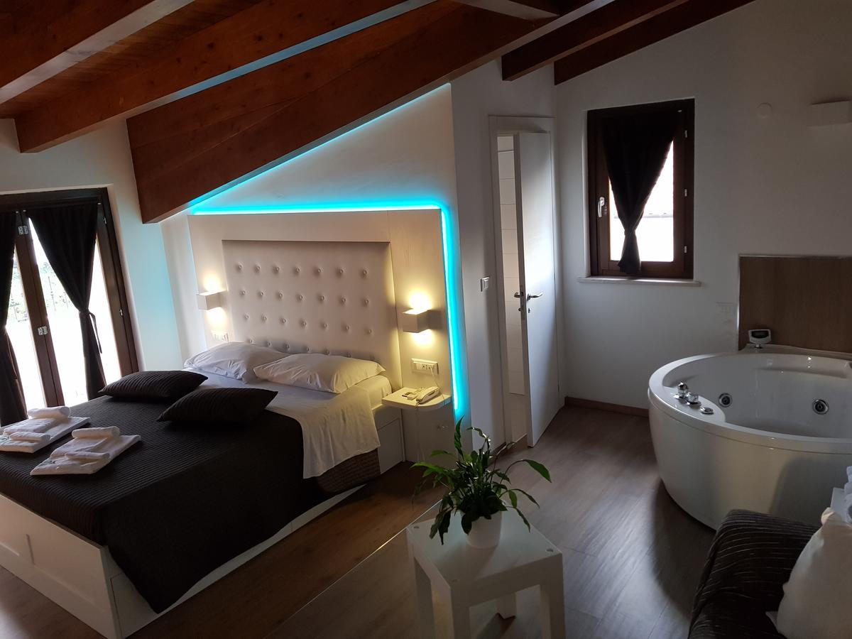 Deluxe Suite Spa Bath