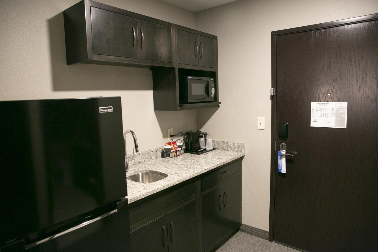 Deluxe Queen Suite