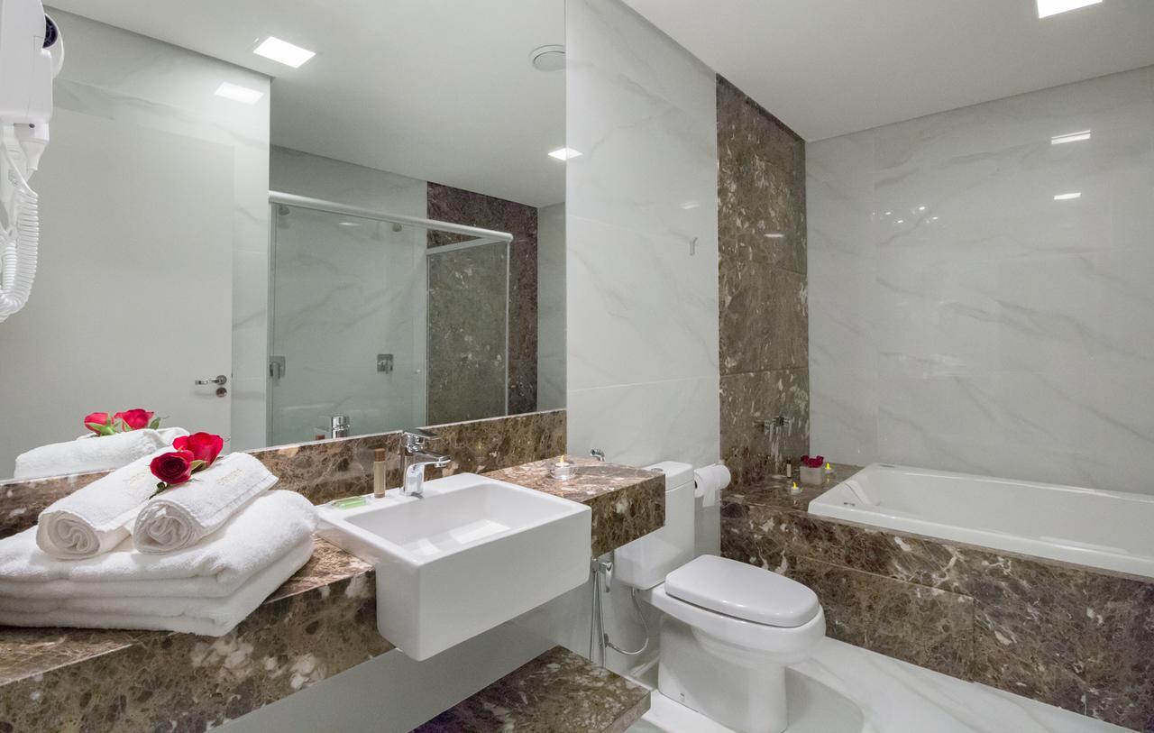 Deluxe Suite Spa Bath