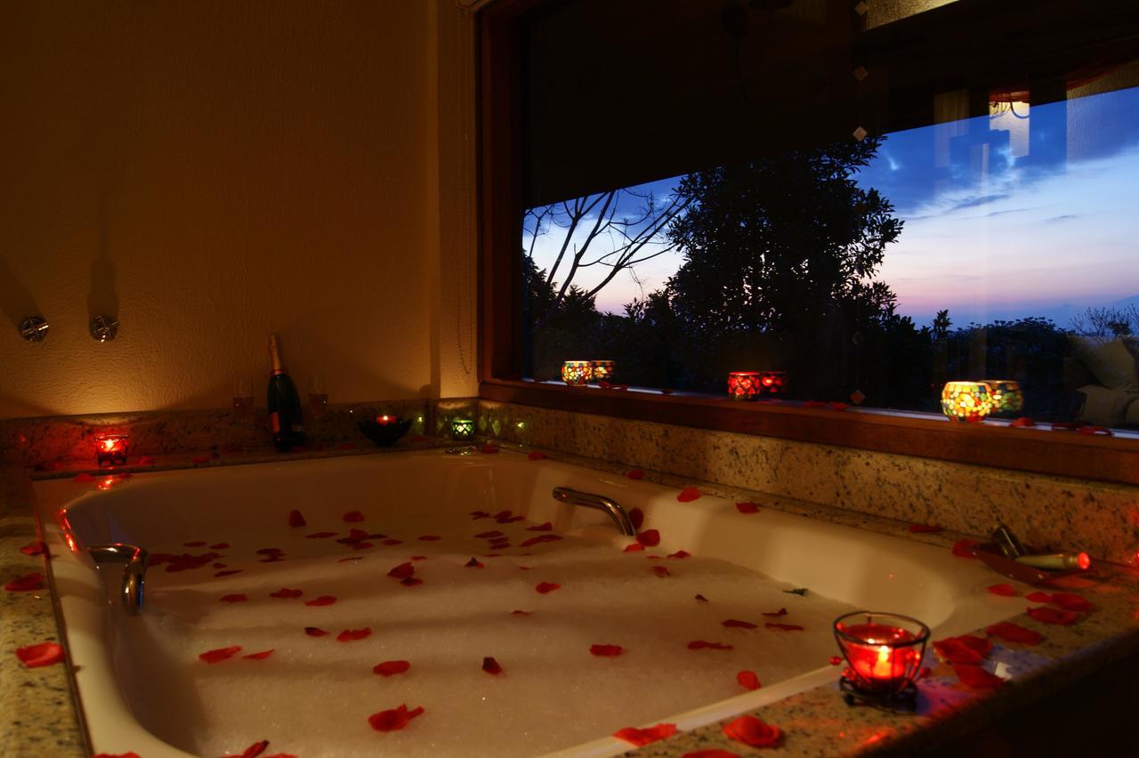 Suite Hot Tub,1552210537:JPEG