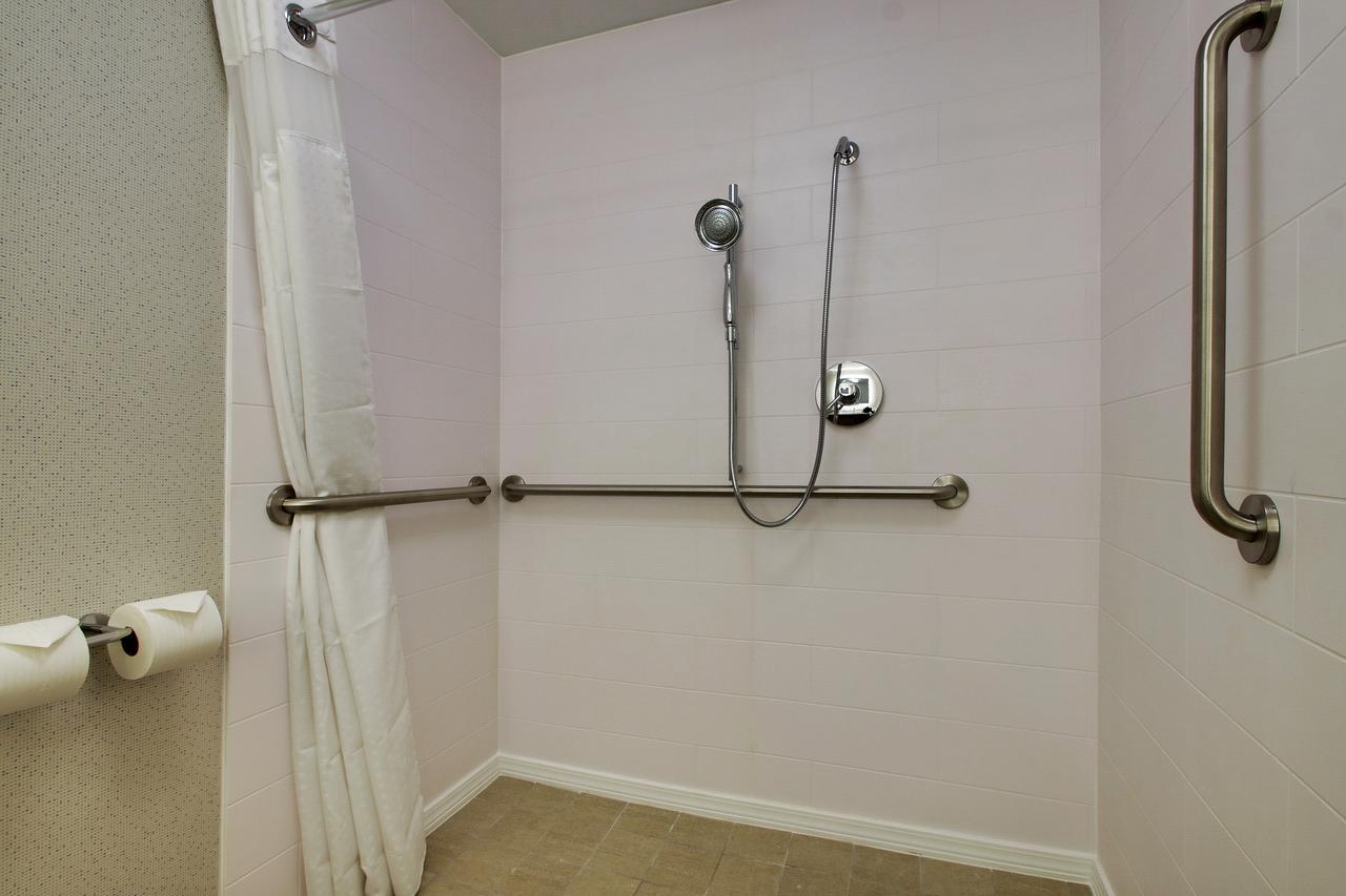 Standard King Room Roll Shower Mobility Accessible,1283090542:JPEG