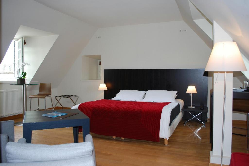 Chambre Double Supérieure - Vue Partielle sur Mer