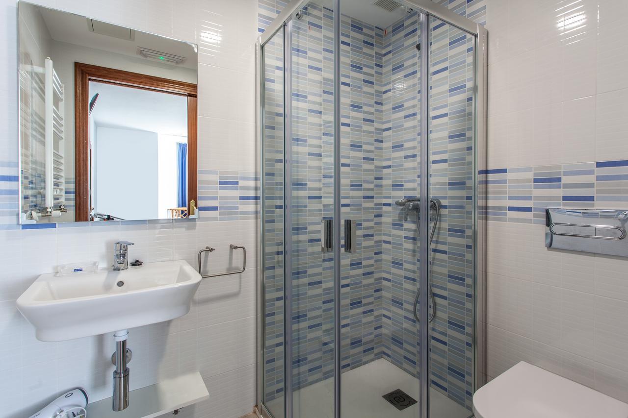 Family Room Bathroom,658189506:JPEG