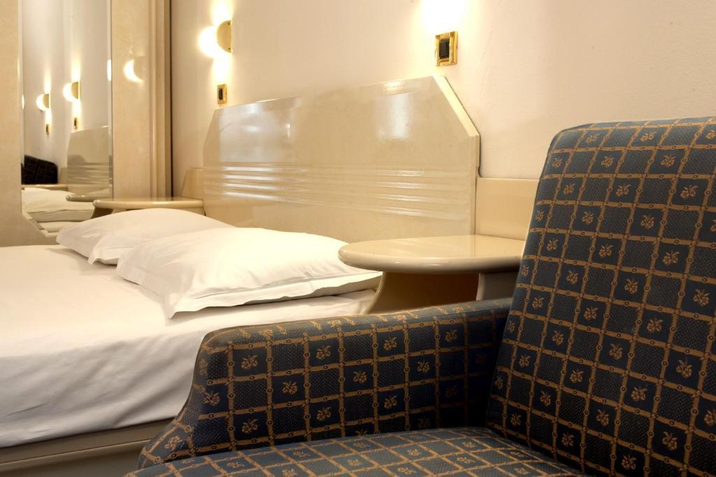 Classic Room Sofa Bed Balcony Sea Side,1168140862:JPEG