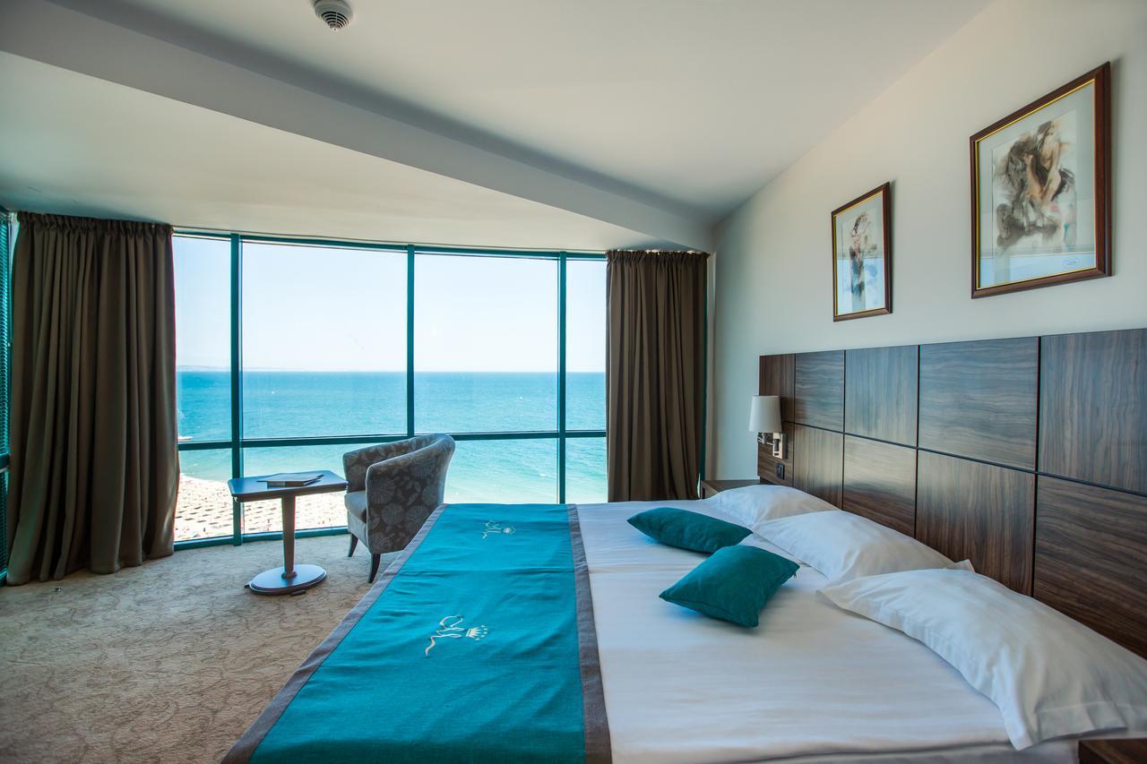 One-Bedroom Suite Balcony up to 12 years old Minibar Drinks,661064607:JPEG