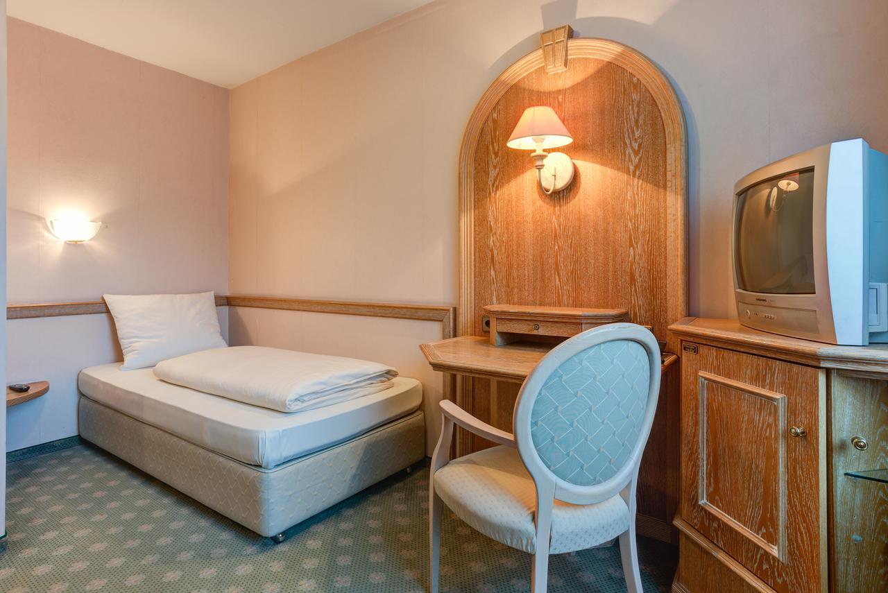 Single Room,661784757:JPEG