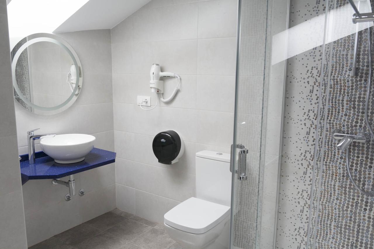 Twin Room Bathroom,1729261236:JPEG